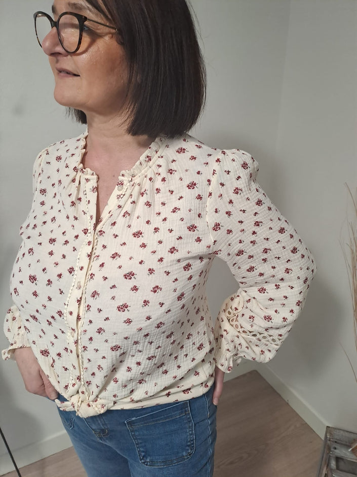 Chemisier écru à motif rouge