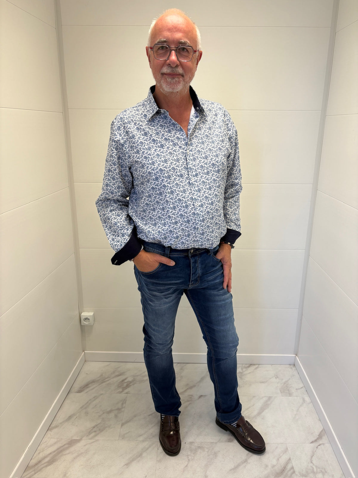 Chemise à motif bleu et blanche