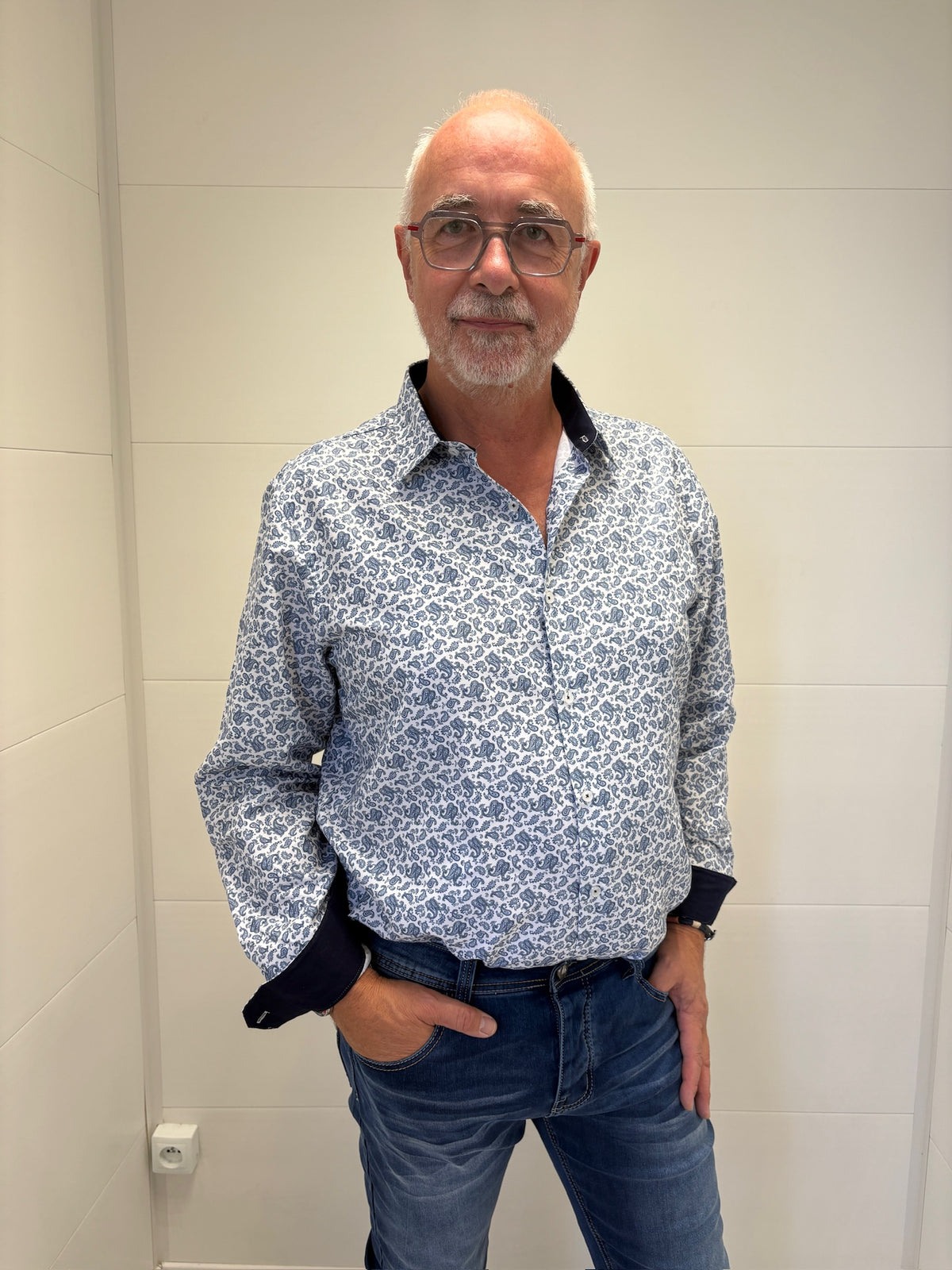 Chemise à motif bleu et blanche