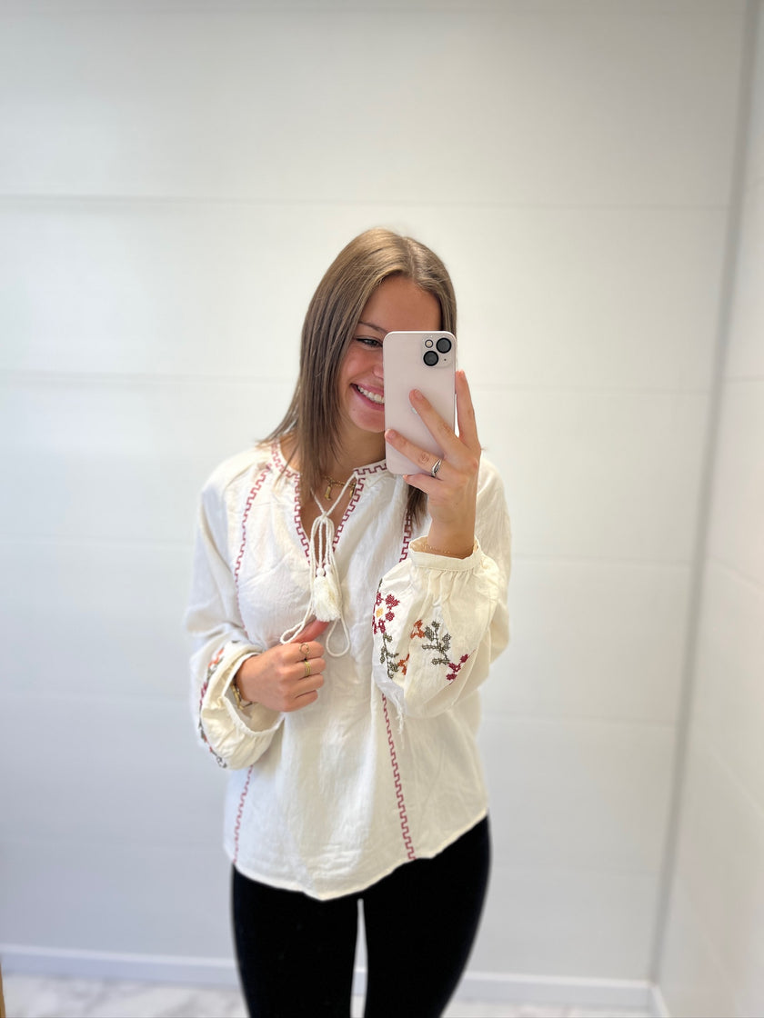 Blouse à broderie bordeaux
