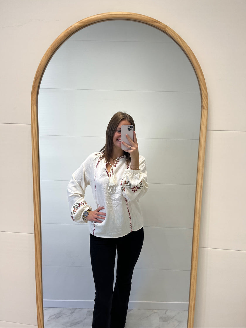 Blouse à broderie bordeaux