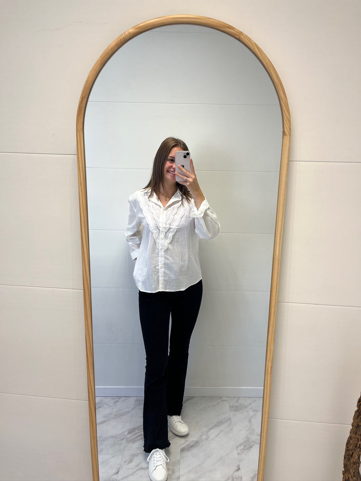 Chemise blanche brodé en forme de col v