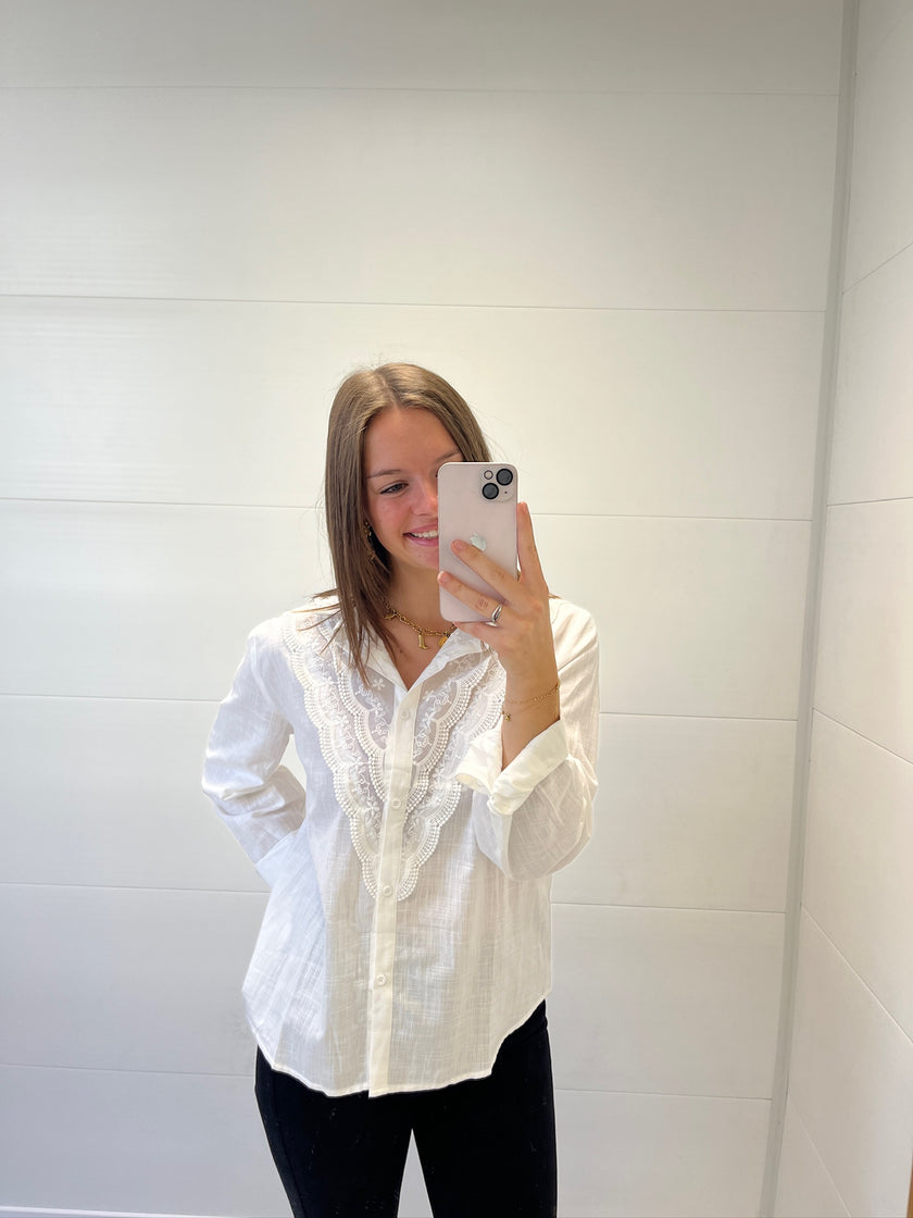 Chemise blanche brodé en forme de col v