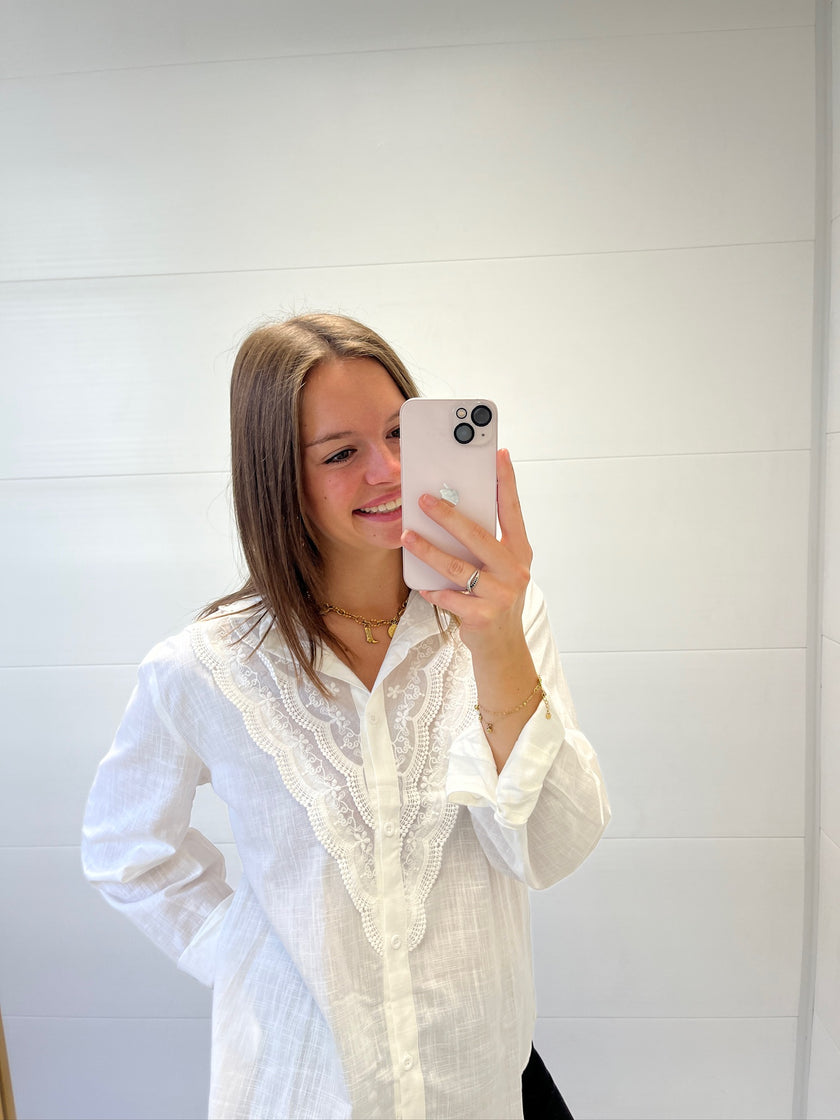 Chemise blanche brodé en forme de col v