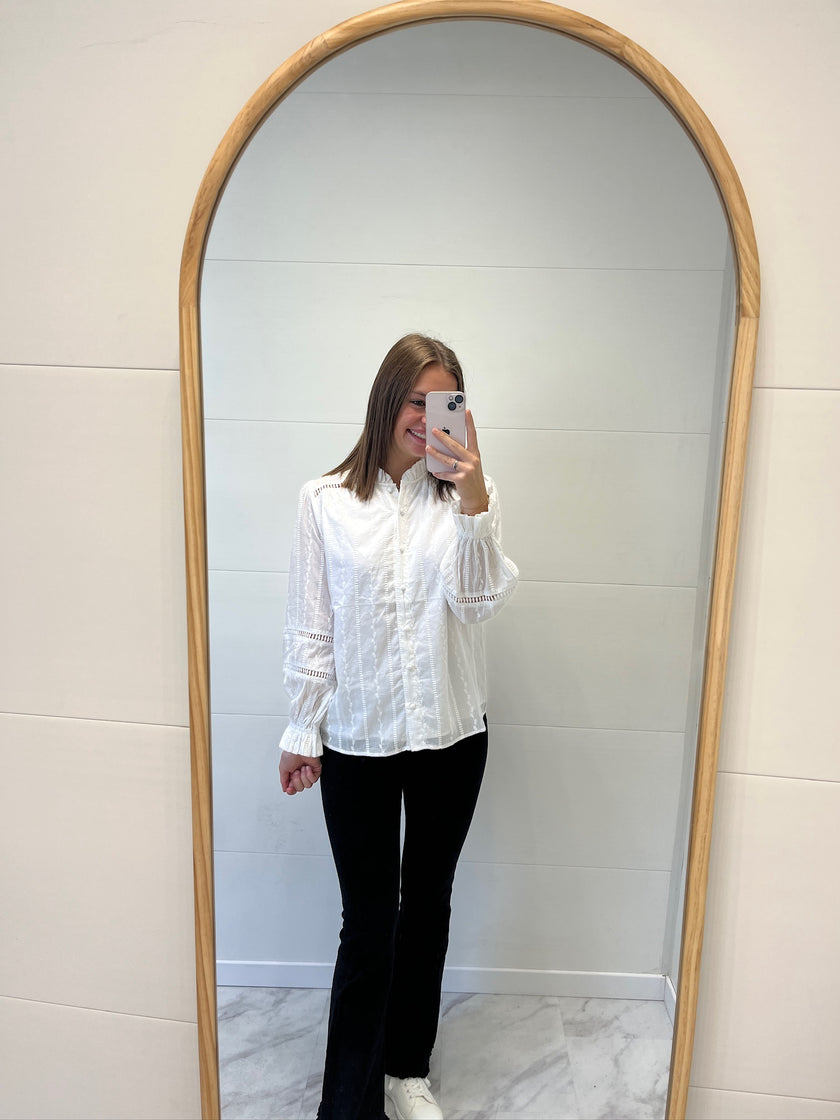 Blouse à broderie blanche