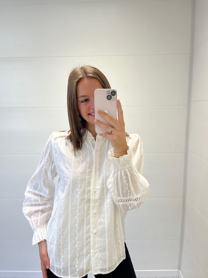 Blouse à broderie blanche