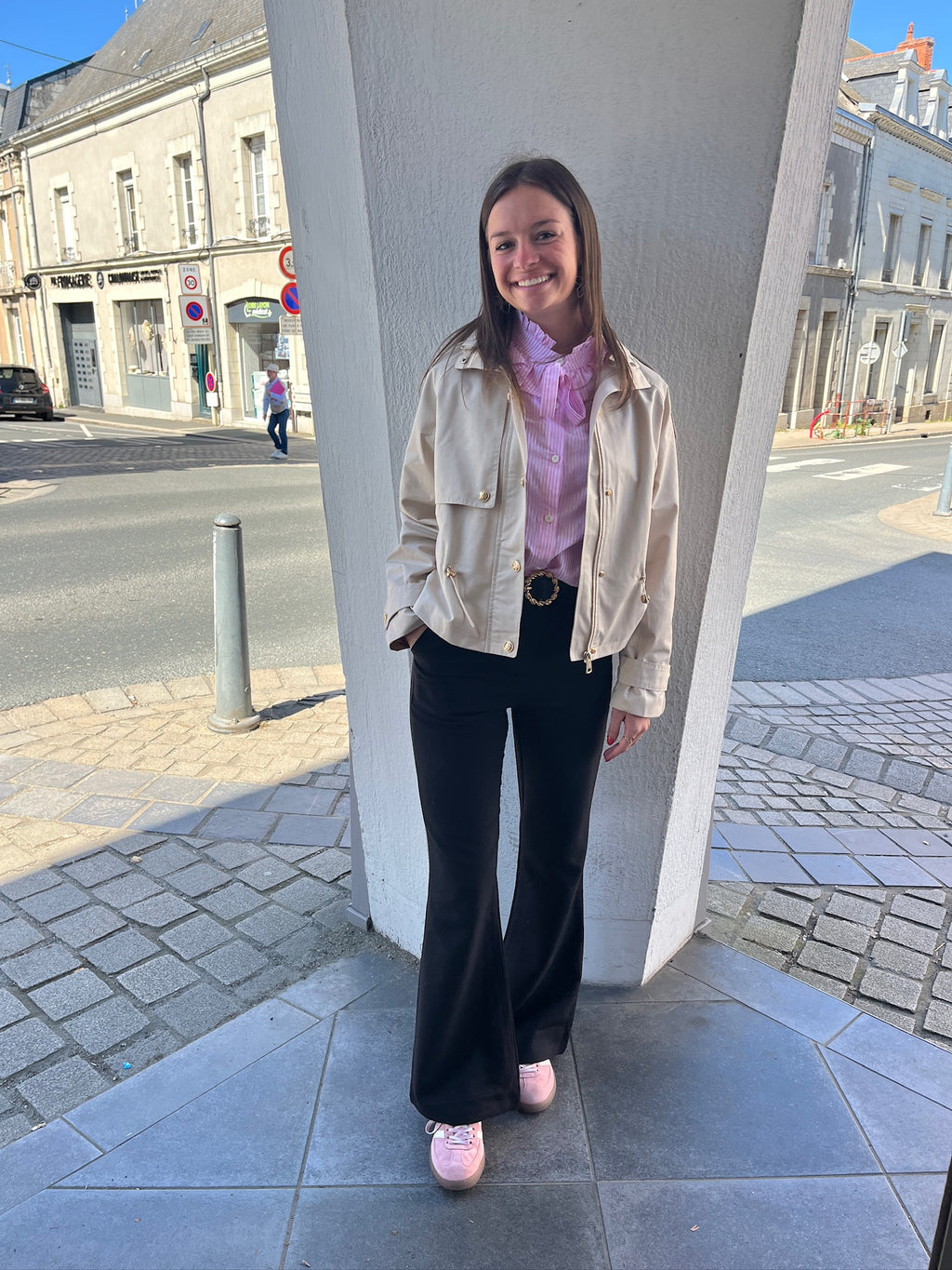 Trench beige court à boutons dorés