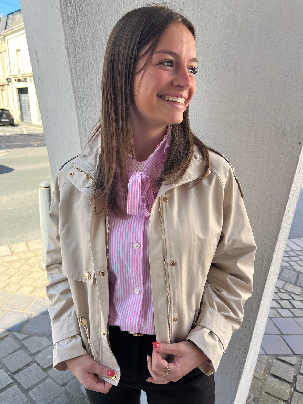 Trench beige court à boutons dorés