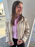 Trench beige court à boutons dorés