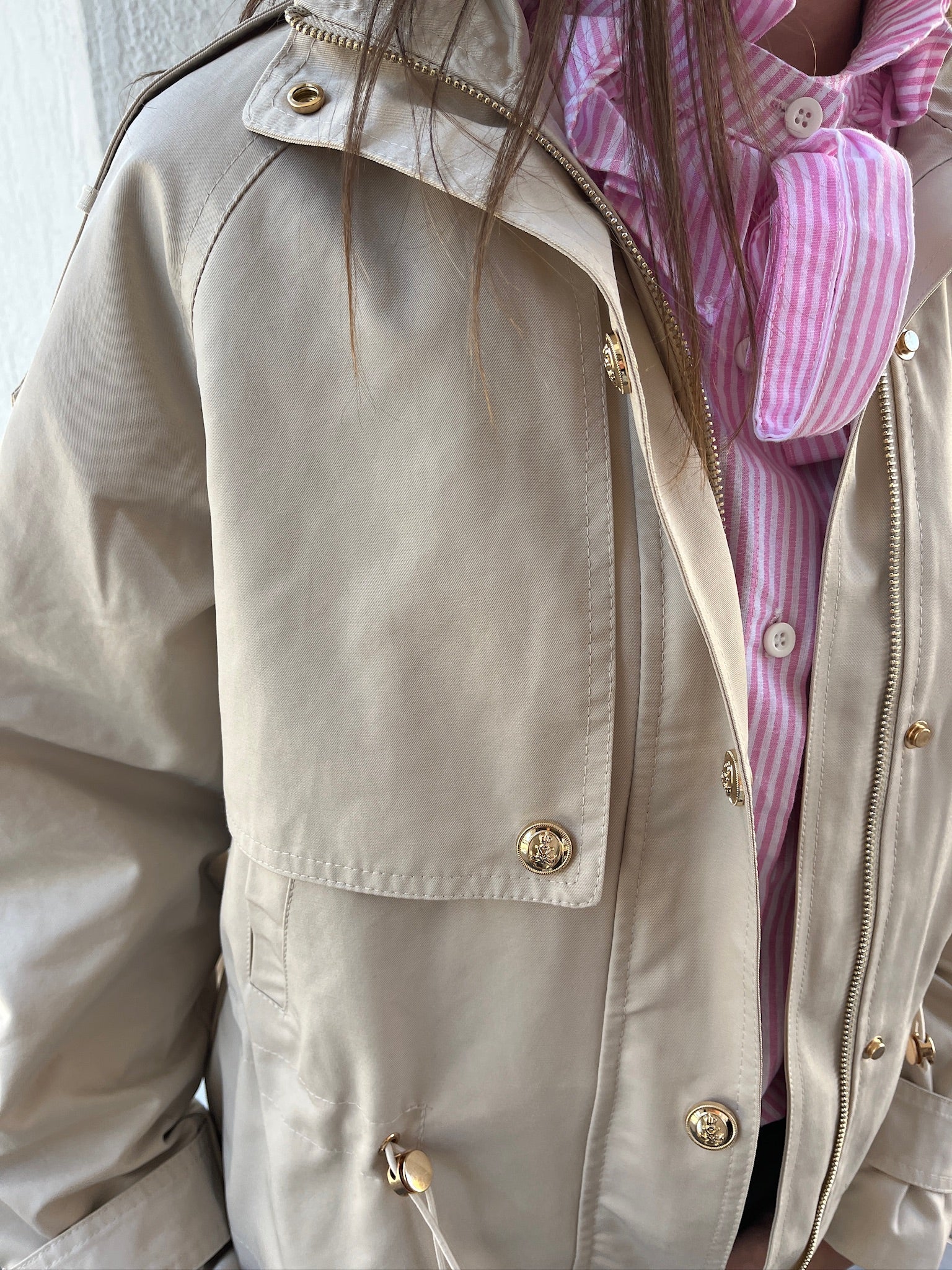 Trench beige court à boutons dorés