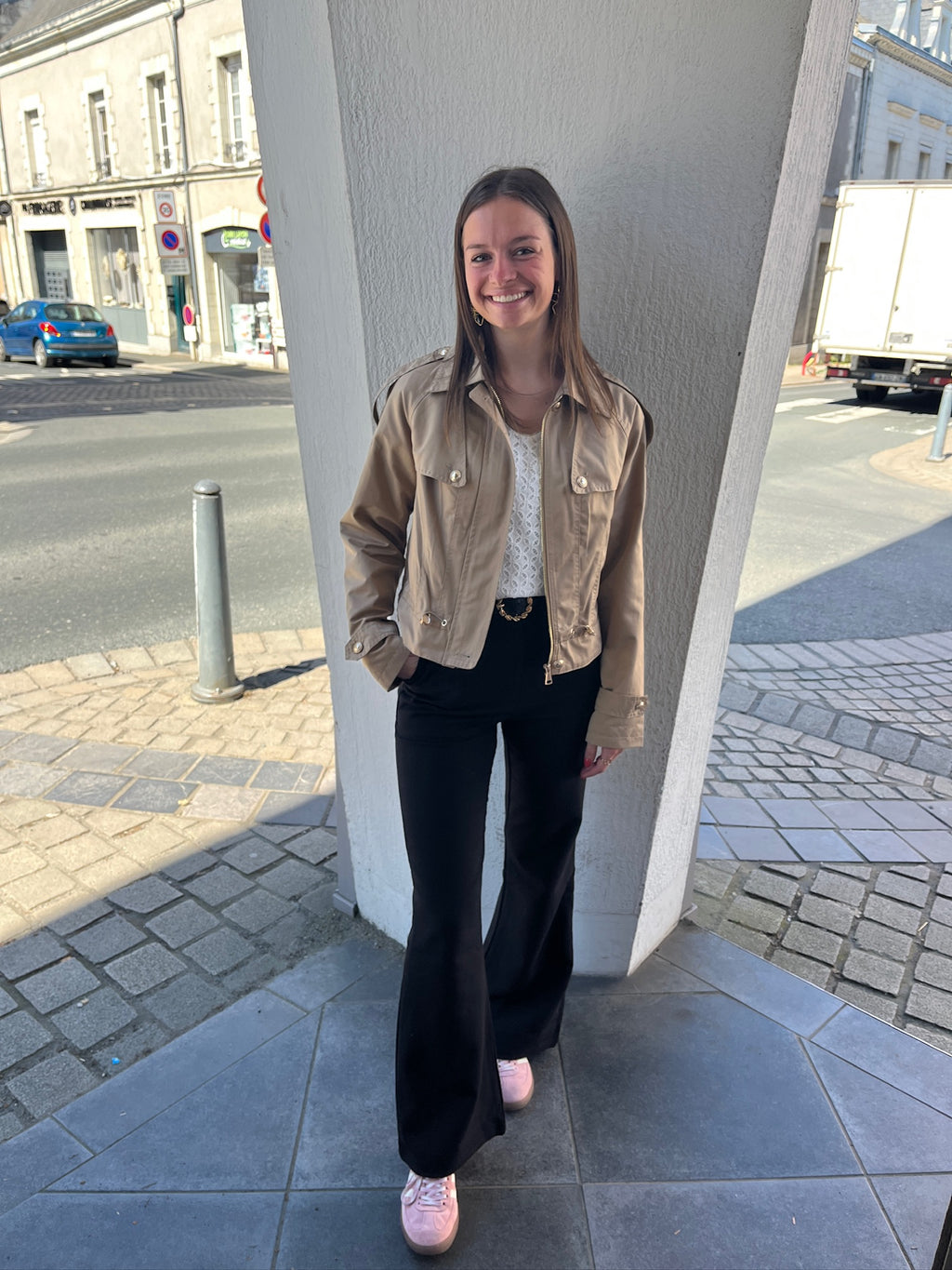 Trench Camel court à boutons dorés