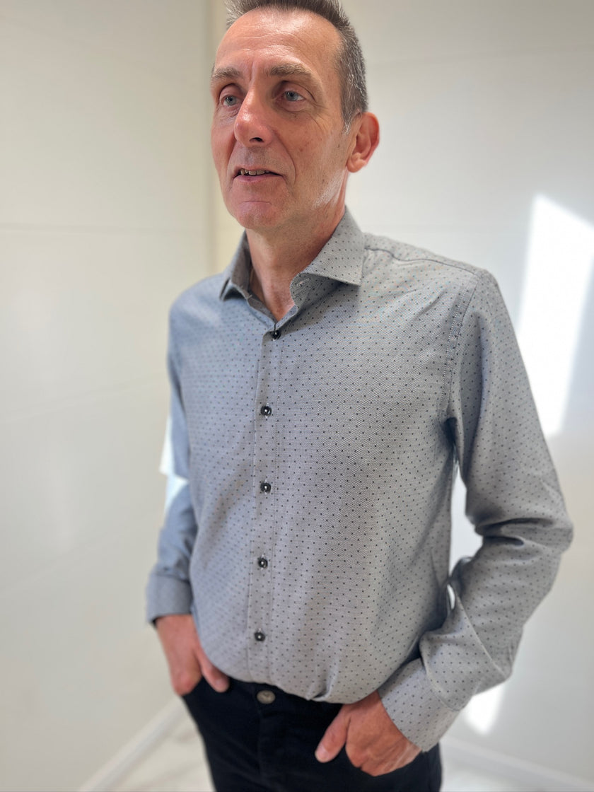 Chemise grise à pois noir