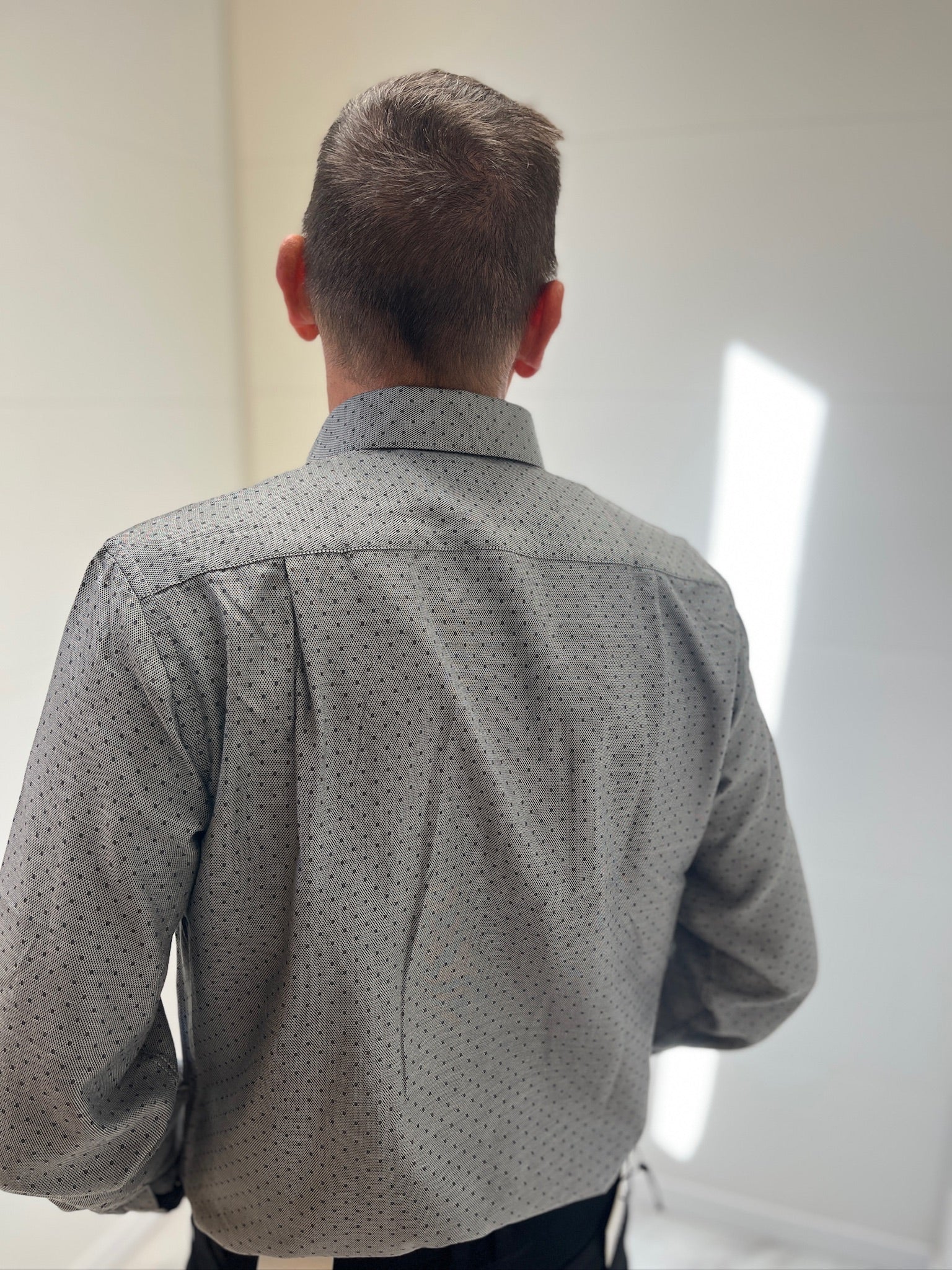 Chemise grise à pois noir