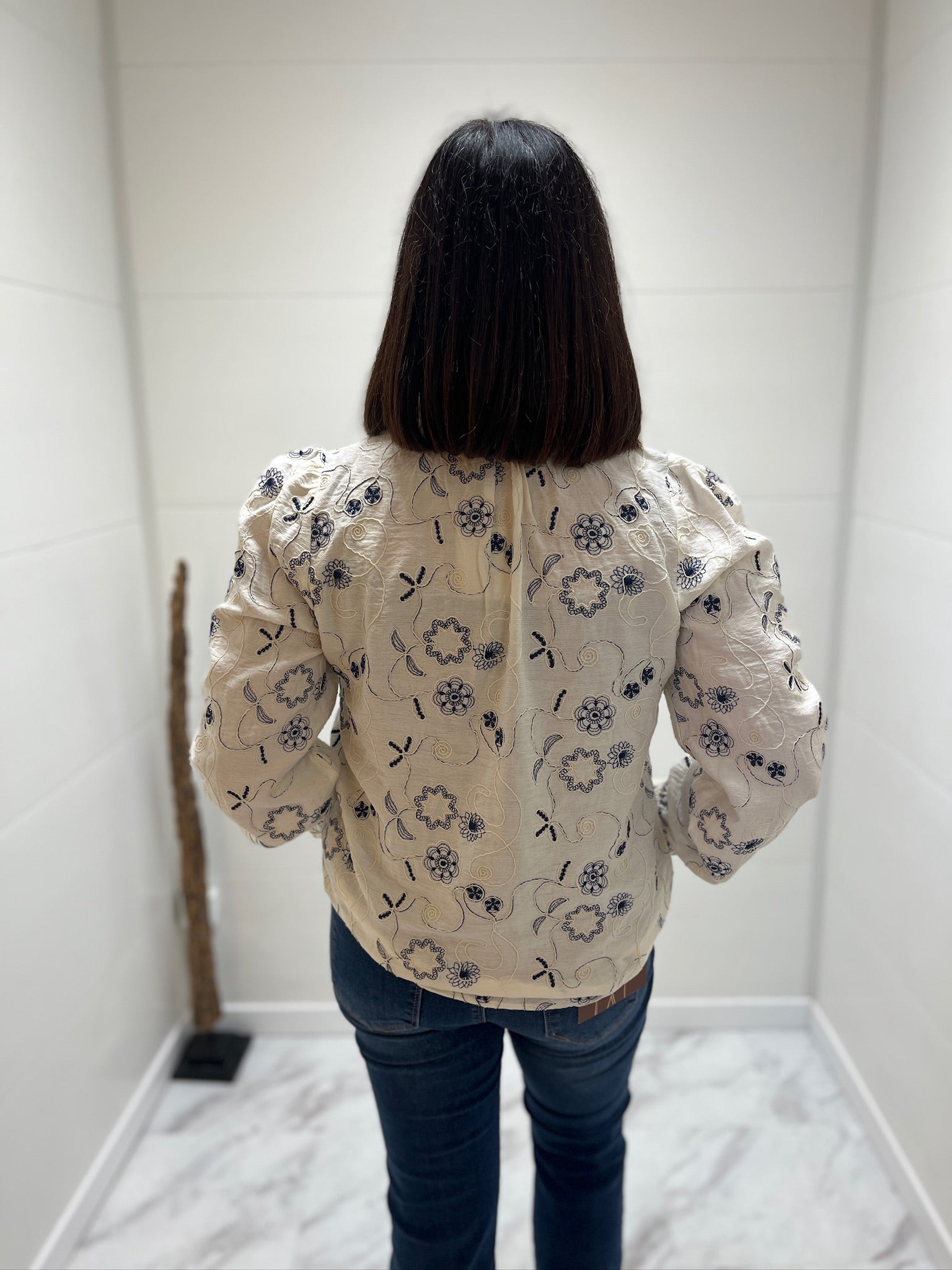 Blouse écru à broderie marine
