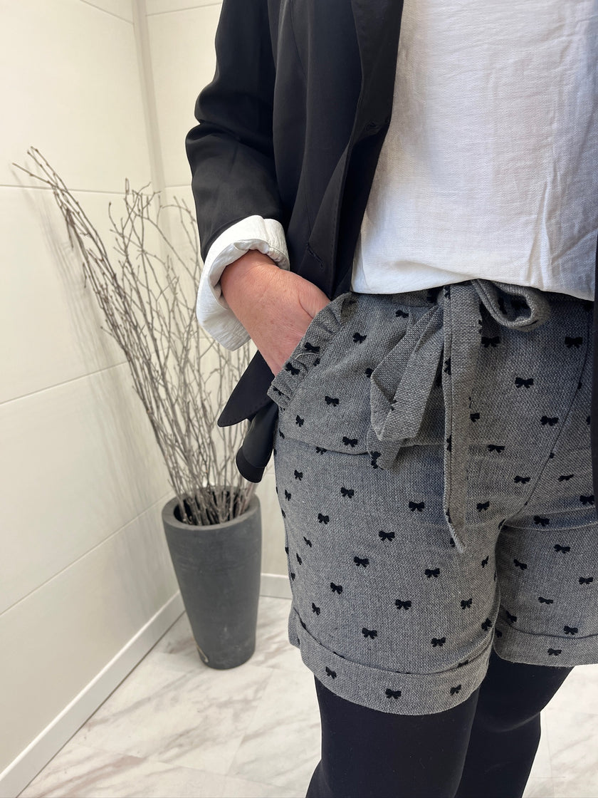 Short à nœud papillon