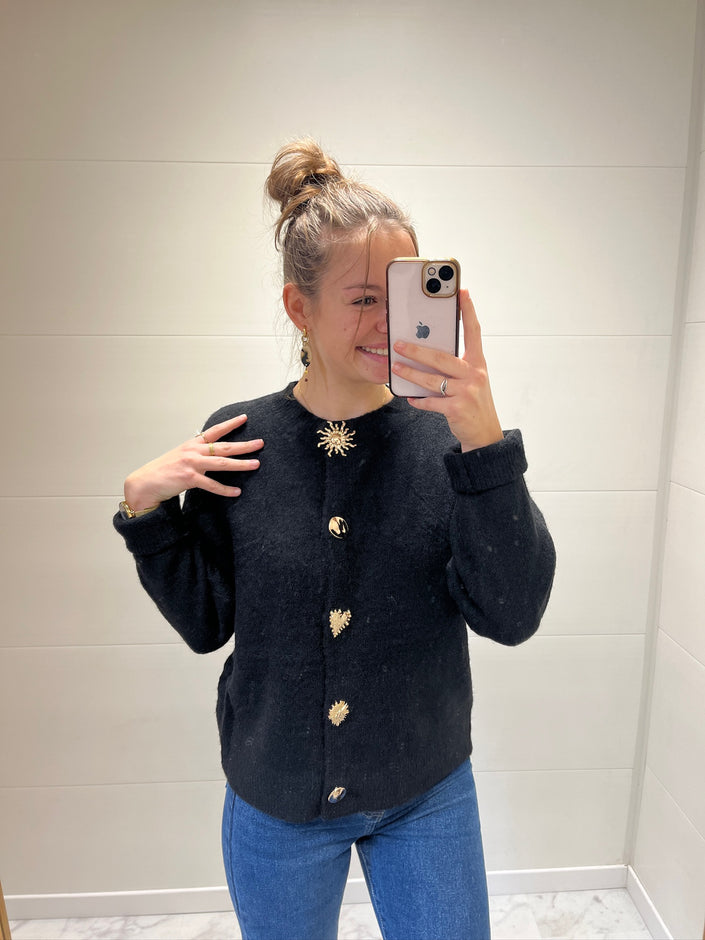 Pull noir à boutons dorés