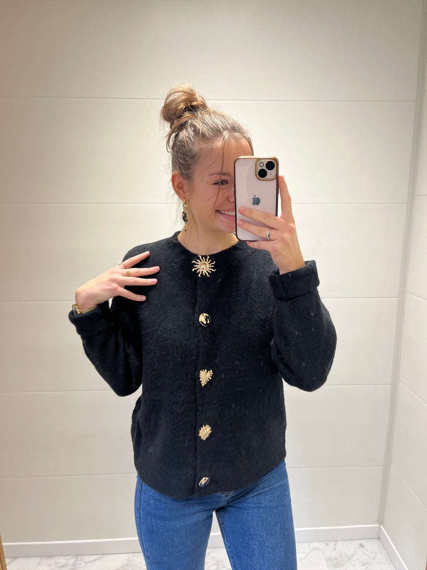 Pull noir à boutons dorés