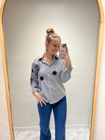 Chemise à rayures et broderies marine