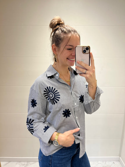 Chemise à rayures et broderies marine