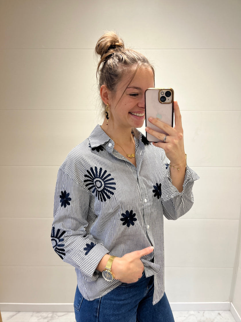 Chemise à rayures et broderies marine