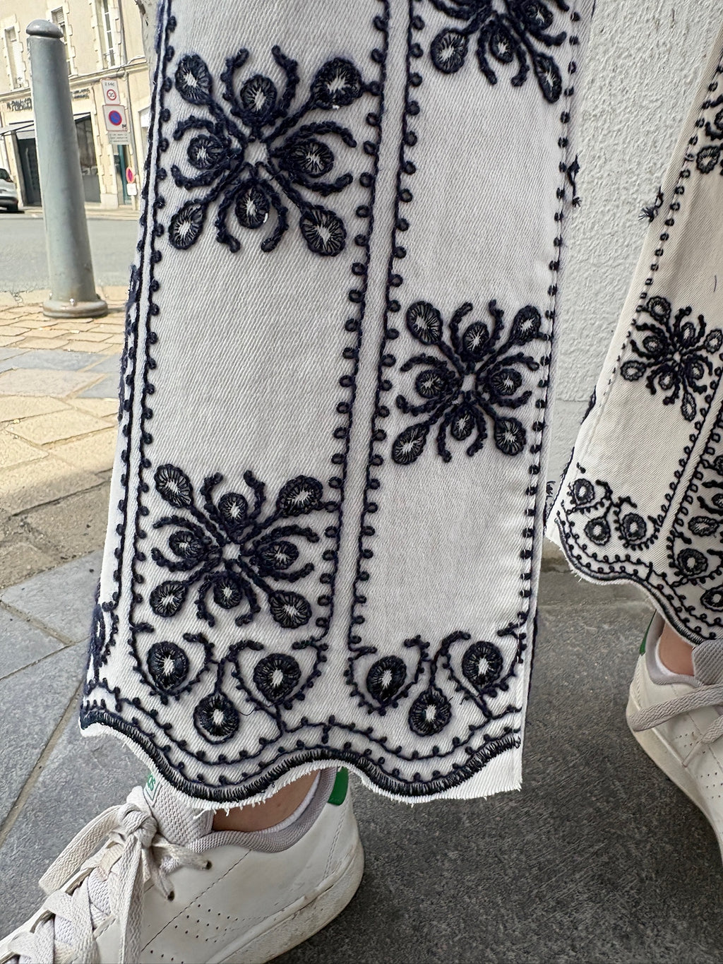 Jean blanc à broderie marine