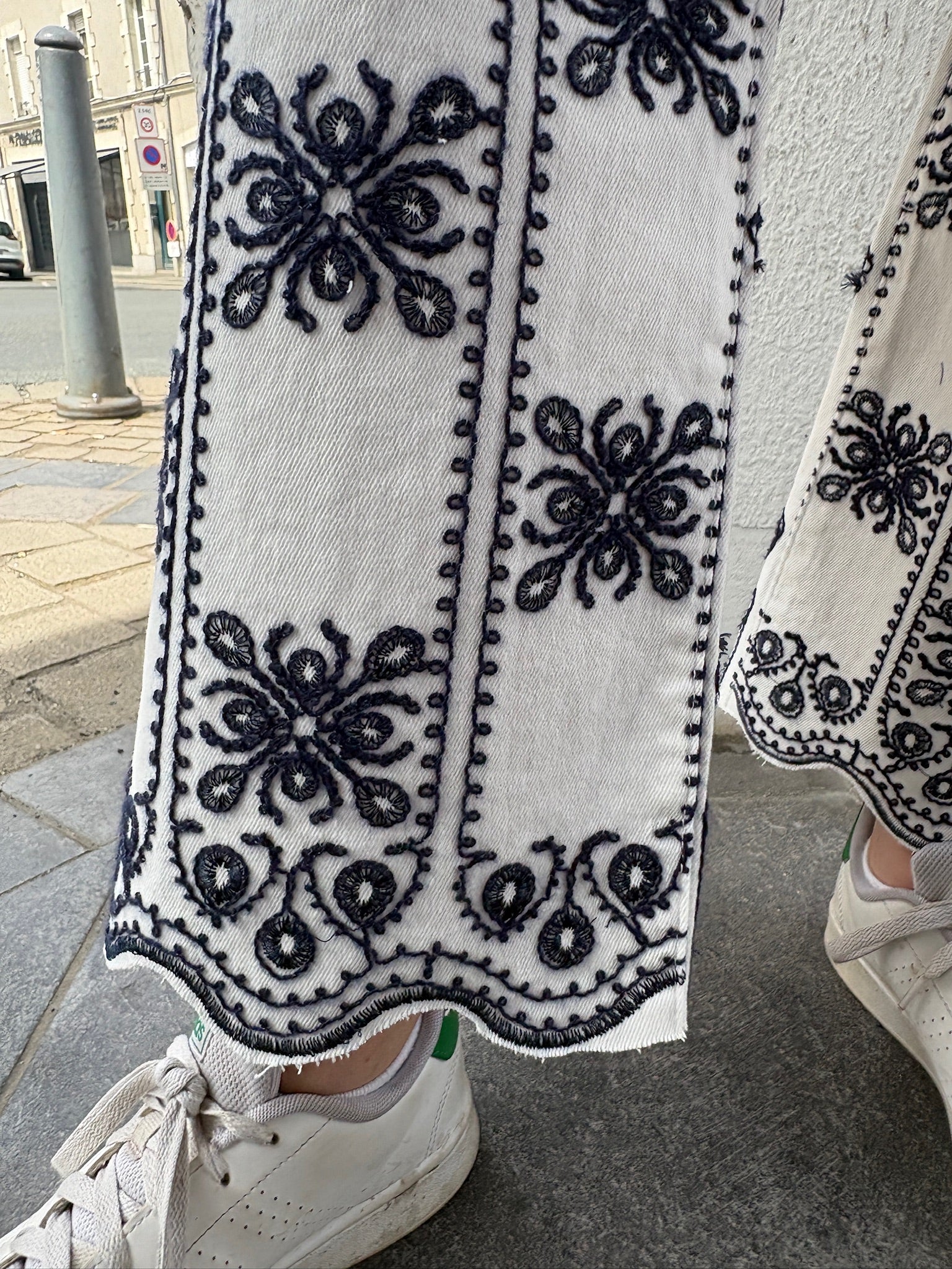 Jean blanc à broderie marine