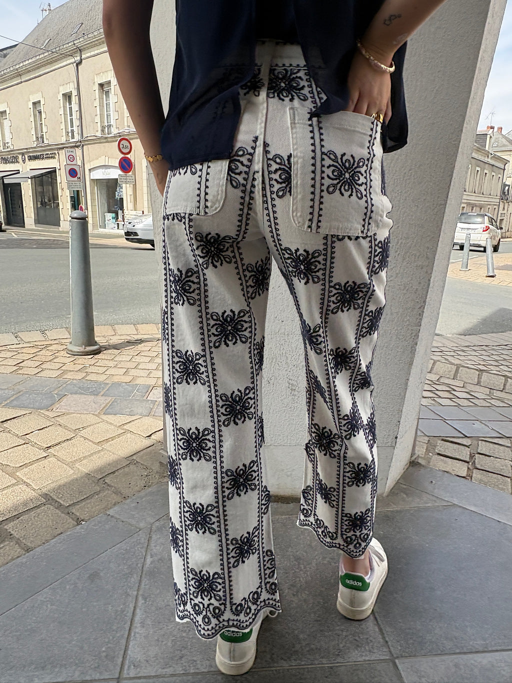 Jean blanc à broderie marine