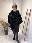 Poncho noir à col montant