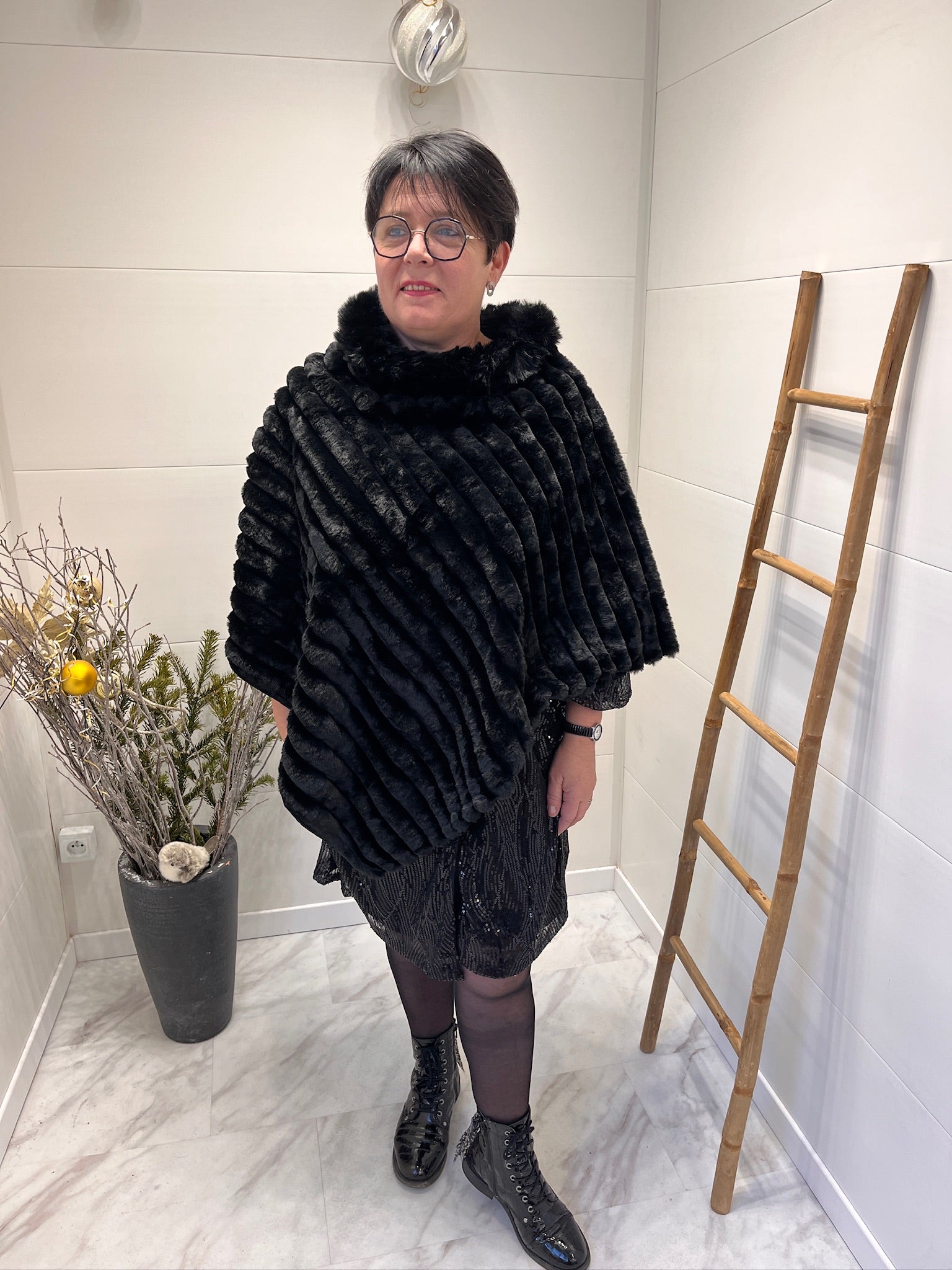 Poncho noir à col montant