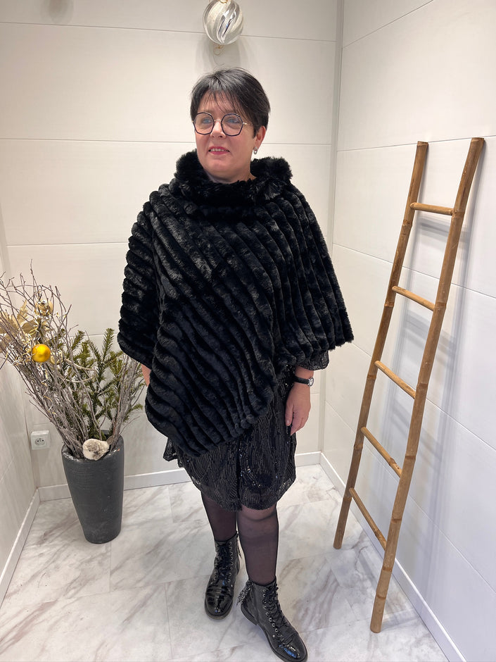 Poncho noir à col montant