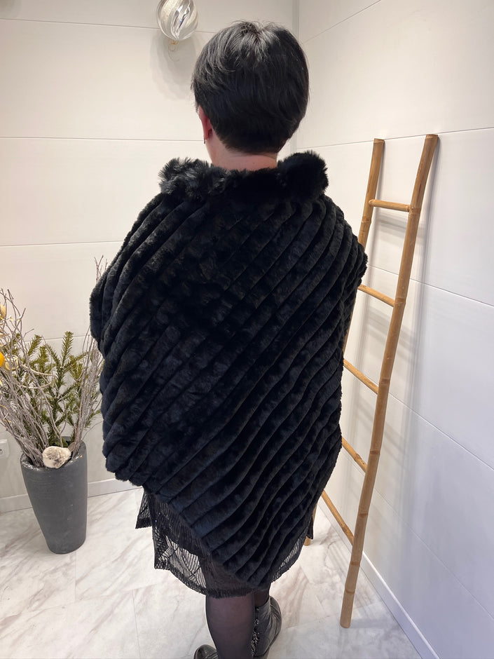 Poncho noir à col montant