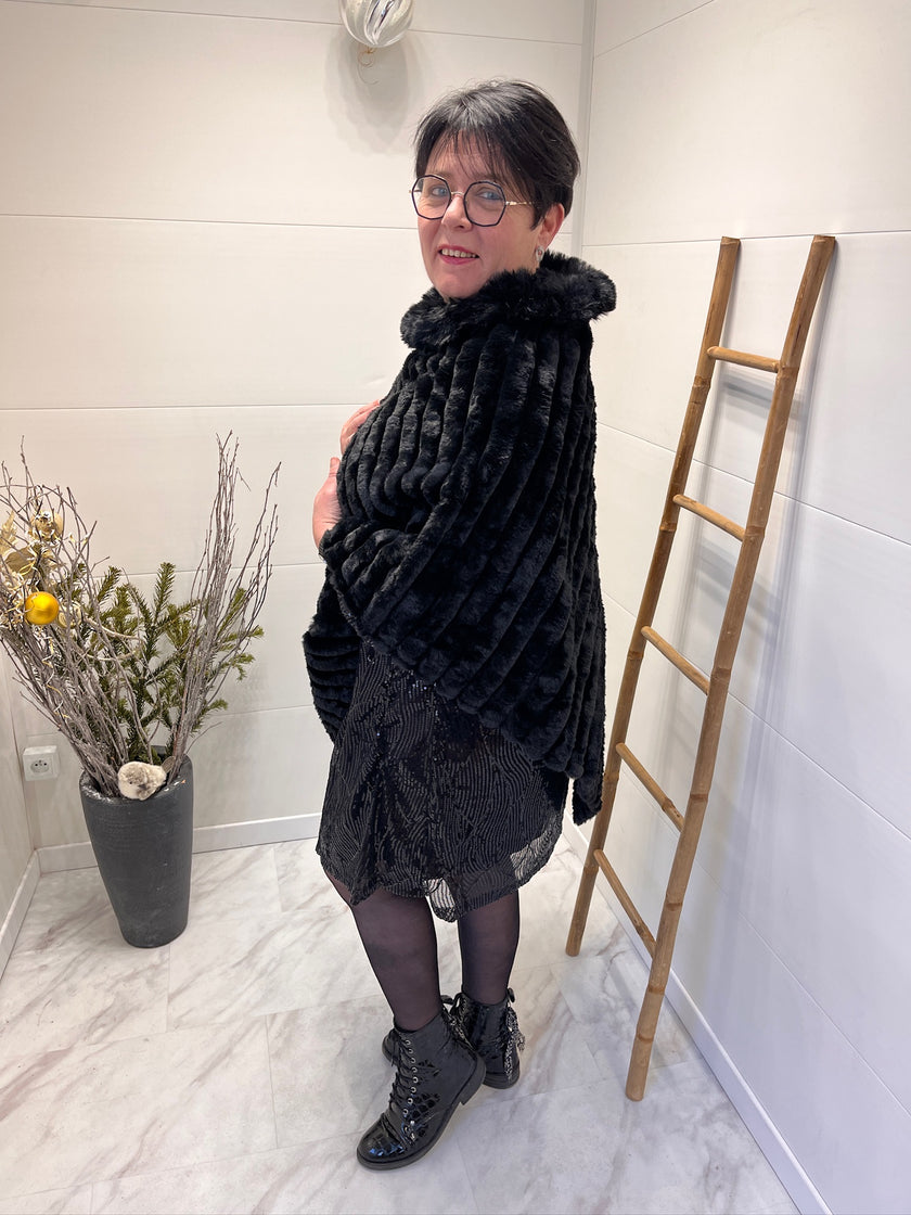 Poncho noir à col montant