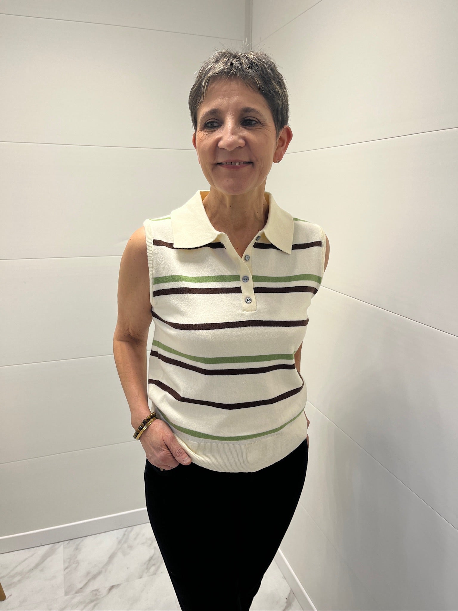 Pull sans manches à rayures marron